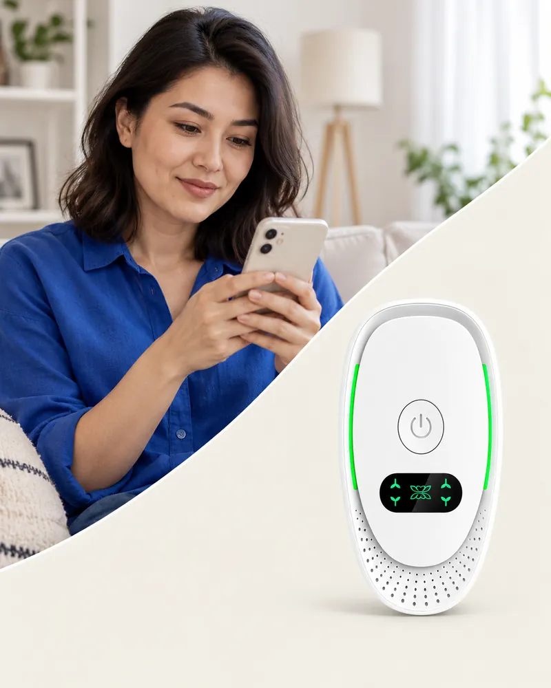Divanda smartfon ushlab o‘tirgan ayol va oq mini ionizator tasviri